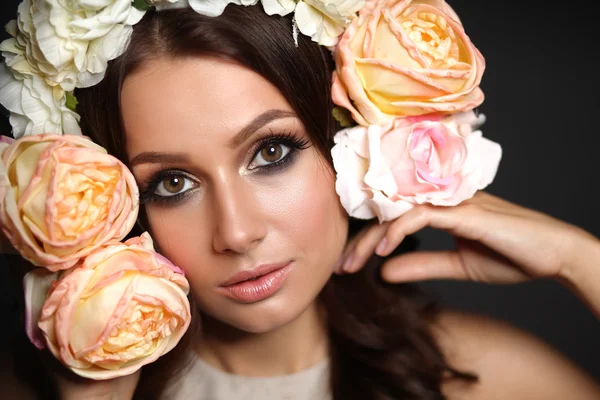 Portrait of a beautiful woman with flowers in her hair. Fashion photo — Stock Photo, Image