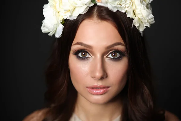 Retrato de uma mulher bonita com flores no cabelo. Foto de moda — Fotografia de Stock
