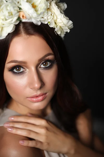 Retrato de una hermosa mujer con flores en el pelo. Foto de moda — Foto de Stock