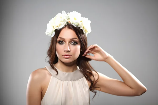 Portret piękną kobietę z kwiatami we włosach. Fotografia mody — Zdjęcie stockowe