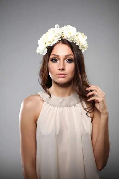 Porträtt av en vacker kvinna med blommor i håret. mode foto — Stockfoto