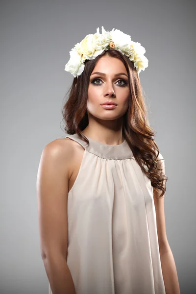 Retrato de una hermosa mujer con flores en el pelo. Foto de moda — Foto de Stock