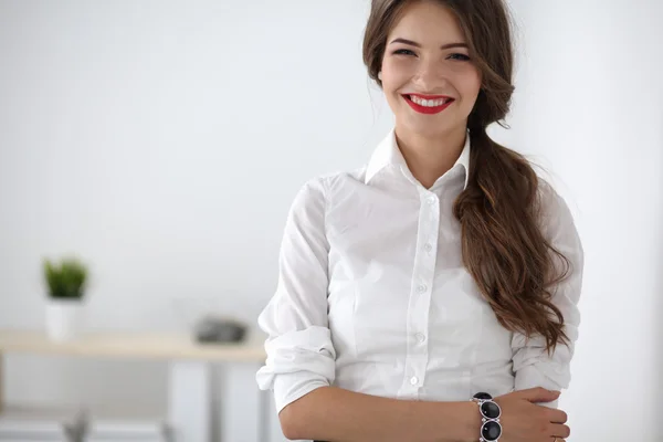 Femme d'affaires attrayante avec les bras croisés debout dans le bureau — Photo