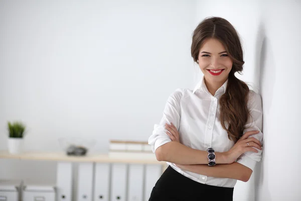 Femme d'affaires attrayante avec les bras croisés debout dans le bureau — Photo