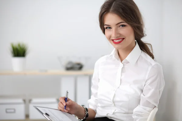 Portret młodej kobiety pracującej w biurze — Zdjęcie stockowe