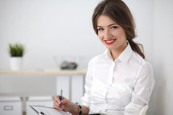 Porträtt av en ung kvinna som arbetar på kontoret — Stockfoto