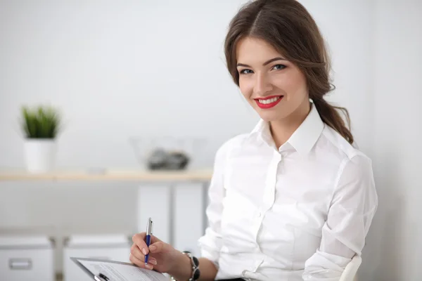 Portret van een jonge vrouw die op kantoor werkt — Stockfoto