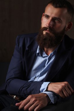 koyu arka plan üzerinde izole sofa ofis lobisinde oturan işadamı