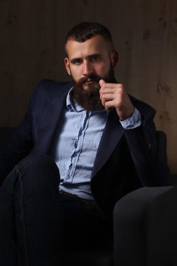 koyu arka plan üzerinde izole sofa ofis lobisinde oturan işadamı
