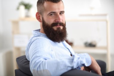 Beyaz arka plan üzerinde izole sofa ofis lobisinde oturan işadamı