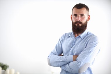 ofiste ayakta katlanmış ellerle bir iş adamı portresi
