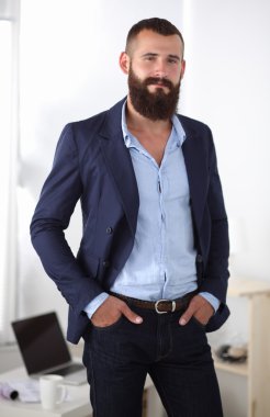 ofiste duran yakışıklı genç işadamı