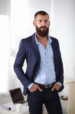 ofiste duran yakışıklı genç işadamı