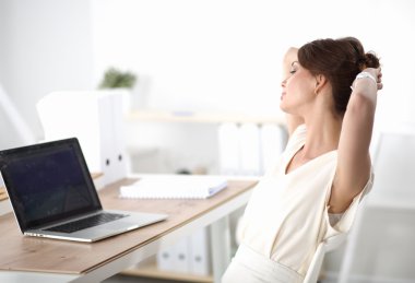 gülümseyerek bakarak hayal düşünme ofis işçi günü