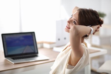 gülümseyerek bakarak hayal düşünme ofis işçi günü