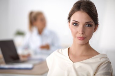 İş adamlarının ofiste toplantısı var.