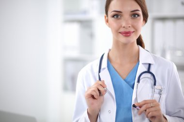 Stetoskop tutan başarılı genç kadın doktorun portresi.