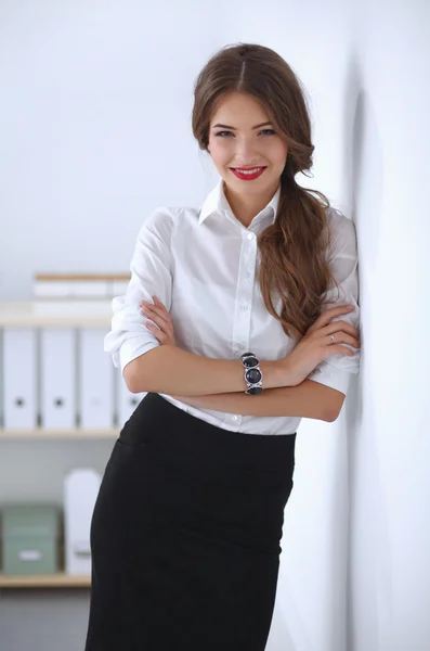 Atractiva mujer de negocios con los brazos cruzados de pie — Foto de Stock