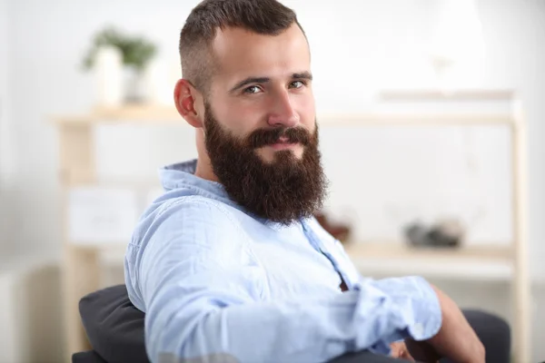 Zakenman zitten de sofa in de lobby van het kantoor, geïsoleerd op witte achtergrond — Stockfoto