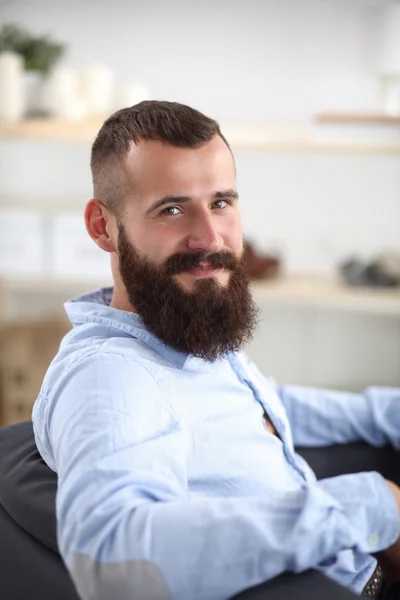 Zakenman zitten de sofa in de lobby van het kantoor, geïsoleerd op witte achtergrond — Stockfoto