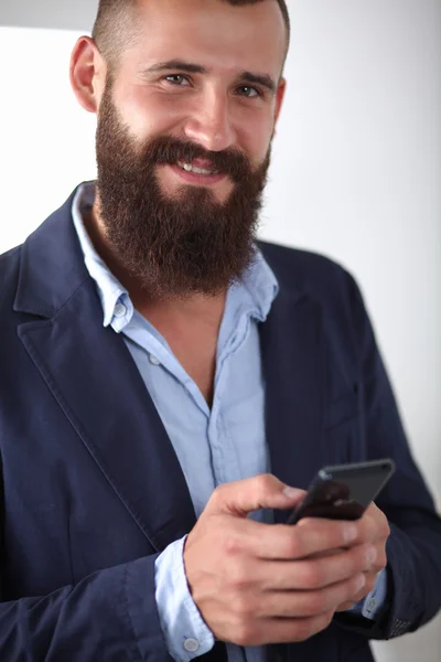 Närbild av en man med smarta mobiltelefon, isolerad på vit bakgrund — Stockfoto