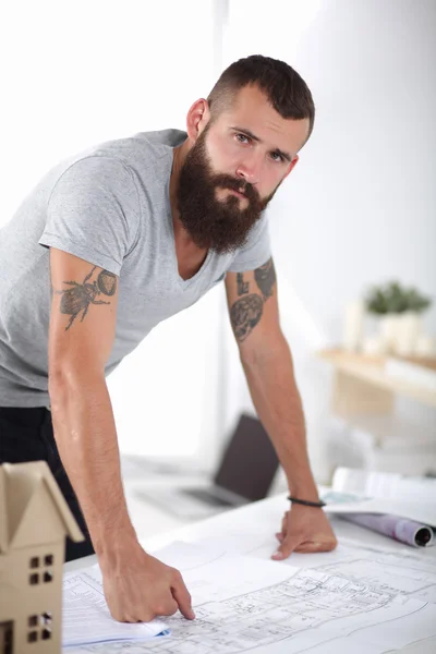 Porträt eines männlichen Architekten mit Entwürfen am Schreibtisch im Büro — Stockfoto