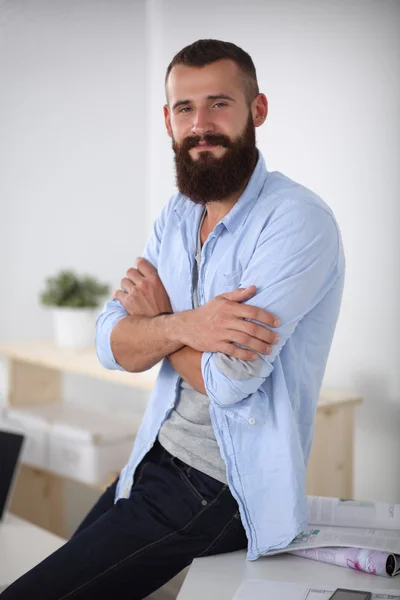 Portrét mužské návrháře v klobouku s plány na stůl — Stock fotografie