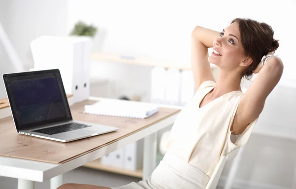 gülümseyerek bakarak hayal düşünme ofis işçi günü