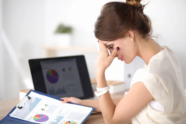 Junge und schöne Geschäftsfrau müde von der Arbeit im Büro — Stockfoto