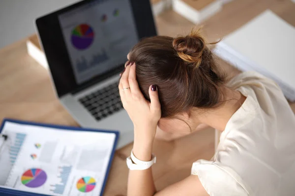 Ung och vacker affärskvinna trött från jobbet på kontoret — Stockfoto