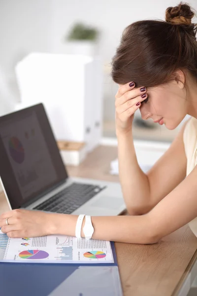 Jonge en mooie zakenvrouw moe van het werk in het kantoor — Stockfoto