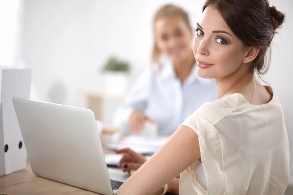 Gente de negocios que se reúne en la oficina — Foto de Stock