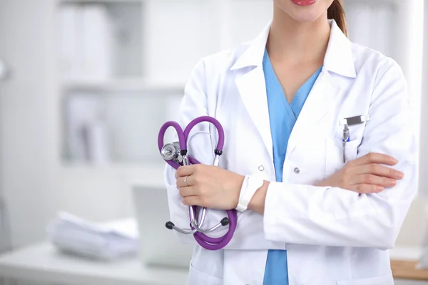 Porträtt en okänd ung kvinnlig läkare som innehar ett stetoskop — Stockfoto