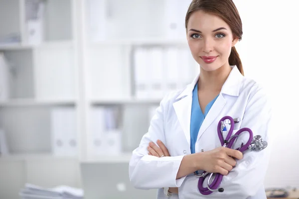 Porträtt av lycklig framgångsrik ung kvinnlig läkare som håller ett stetoskop — Stockfoto