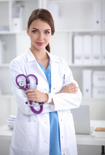 Портрет счастливой молодой женщины-врача, держащей стетоскоп — стоковое фото