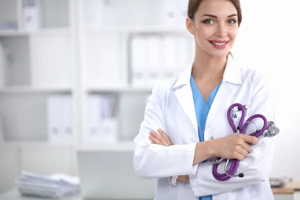 Retrato de la joven doctora exitosa feliz sosteniendo un estetoscopio — Foto de Stock