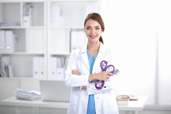 Portret szczęśliwej młodej lekarki trzymającej stetoskop — Zdjęcie stockowe