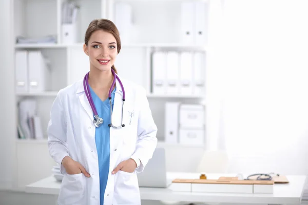 Hastanedeki beyaz önlüklü genç kadın portresi.