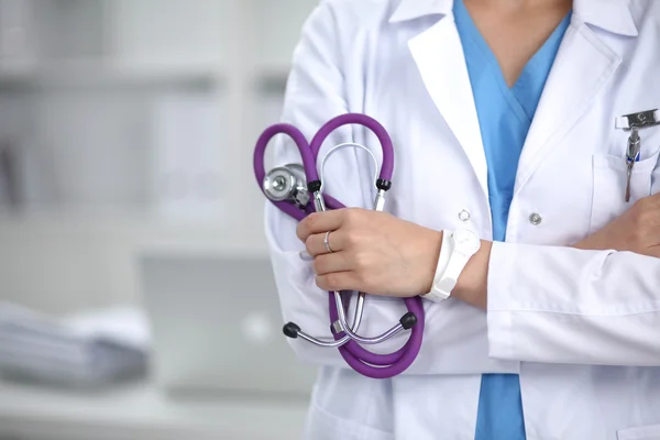 Portrait d'une jeune femme médecin inconnue tenant un stéthoscope — Photo