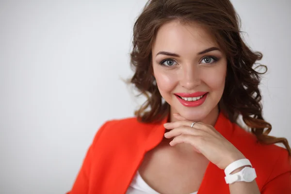 Retrato de feliz sorrindo bela mulher vestindo uma jaqueta vermelha — Fotografia de Stock