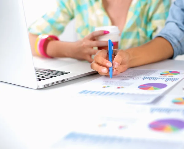 Twee vrouwen samen te werken op kantoor, zittend op het Bureau — Stockfoto