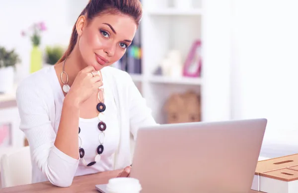 Porträtt av en affärskvinna som sitter vid skrivbordet med laptop — Stockfoto