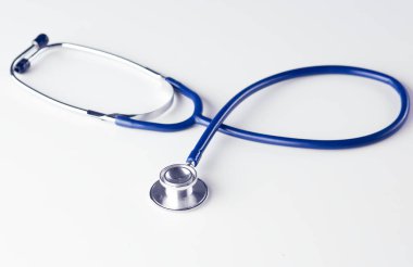 Sağlık stetoskop veya phonendoscope beyaz arka plan üzerinde