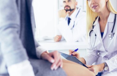 Başarılı tıp doktorları konferansta oturuyor