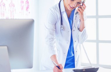 Ofisinde ciddi bir doktor var.