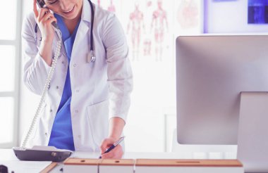 Ofisinde ciddi bir doktor var.