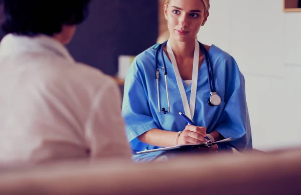 Patientin und Arzt beraten sich im Krankenhauszimmer — Stockfoto