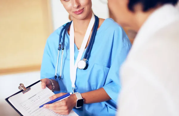 Vrouwelijke patiënt en arts hebben consult in ziekenhuiskamer — Stockfoto