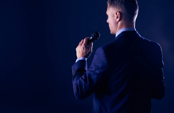 Красивый бизнесмен выступает на конференции в отеле
