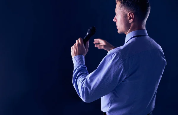 Zakenman speech concept, praten met microfoon in conferentiezaal — Stockfoto